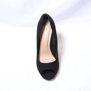 brand newheels peep toe shoe suede